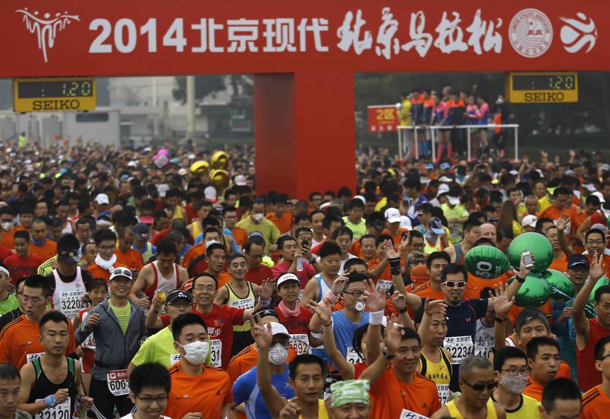 Oltre 25 mila le persone che hanno preso parte alla 34a edizione della Beijing Marathon. La partenza da piazza Tienanmen (LaPresse)